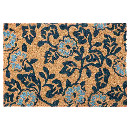 A blue-patterned PLATSMÄRKE doormat with a floral design. Made from coconut fibre, its durable and eco-friendly.