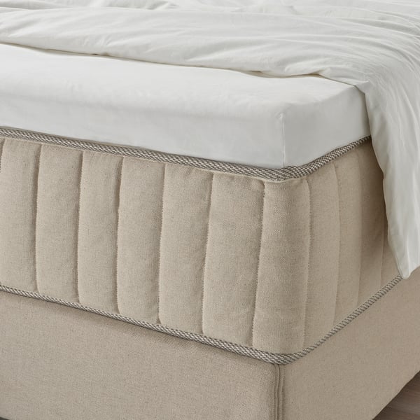 Bed sheet set with fitted sheet, elastic edge for thick mattresses, soft fabric.