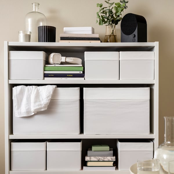 Shelf with items: vases, books, headphones, plant; DRÖNA boxes, books, towel; more boxes, books. Fits bestå/billy.