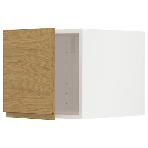 A wooden kitchen cabinet from the METOD system, featuring oak-colored voxtorp fronts with integrated handles.
