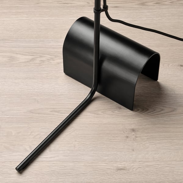 HÅRSLINGA / MOLNART مصباح أرضي مع لمبة, أسود/شكل الدونات أبيض أوبال