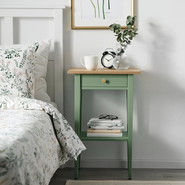 HEMNES طاولة سرير جانبية, رمادي-أخضر/بني فاتح, 46x35 سم