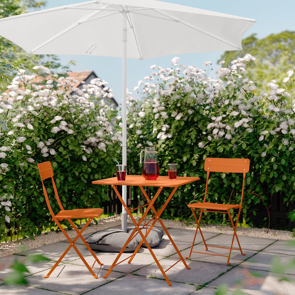 SUNDSÖ طاولة و عدد 2 كرسي يطوى, خارجي برتقالي ساطع/برتقالي ساطع, ‎65x65 سم‏