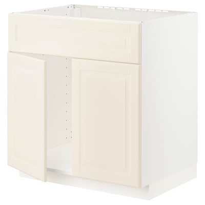 A white METOD kitchen cabinet with a classic off-white design and bevelled edges.