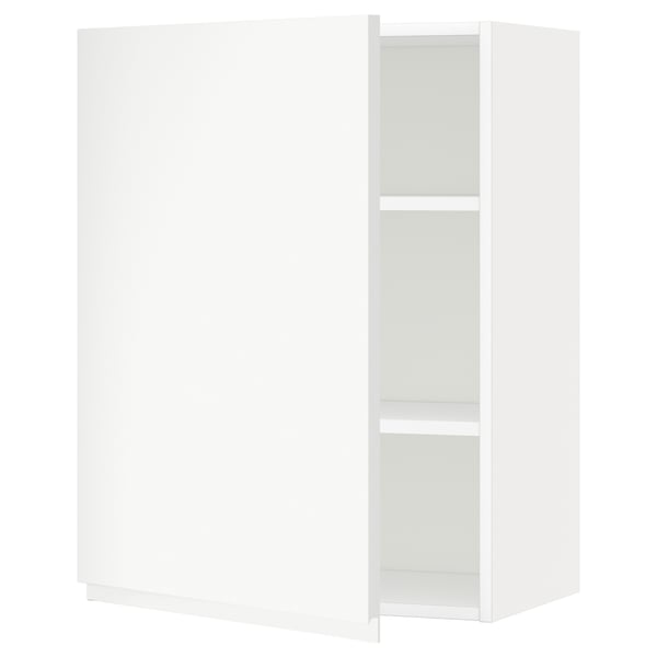 White METOD kitchen cabinet with adjustable shelves.