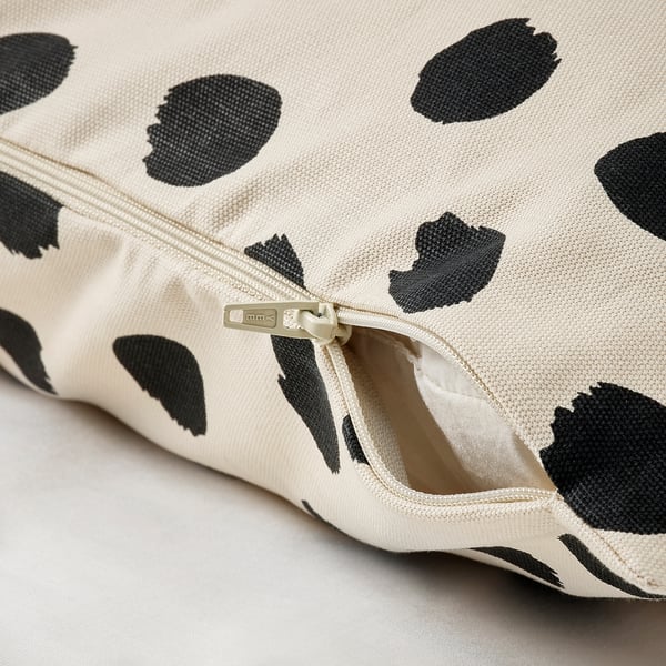 Zippered cushion cover with black dot pattern. Easy to remove and fits 50x50 cm cushions.