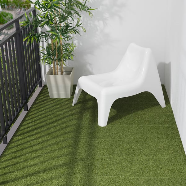 RUNNEN grass mat: white chair on small, green, soft floor.