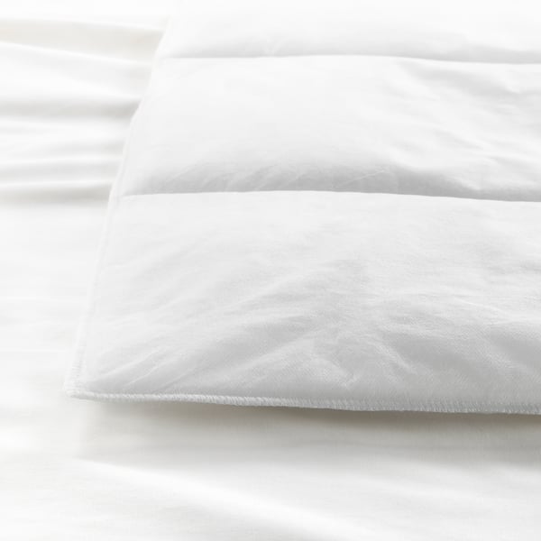 Close-up of SILVERTOPP duvet showcasing its smooth, crisp white fabric texture, highlighting quality and detail.