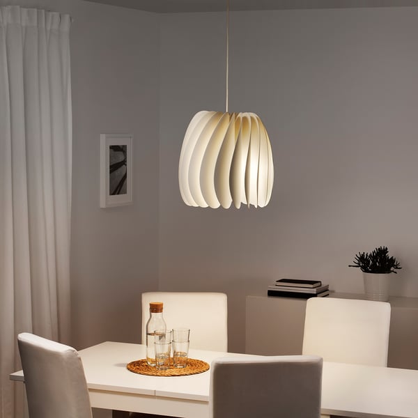 Modern dining area with SOLHETTA lamp.