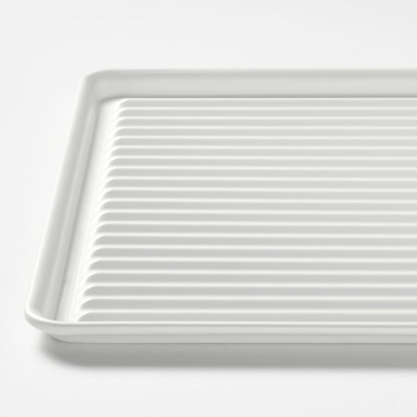 White dish drainer with grooved design for improved air circulation. High edges to contain water. Lacquered surface for easy cleaning.