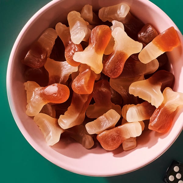 Bowl of orange, cola-flavored candy shaped like moose. Gelatin-free, natural flavours.