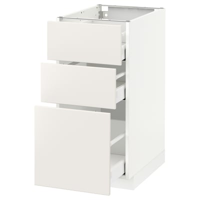White METOD kitchen cabinet with three drawers.