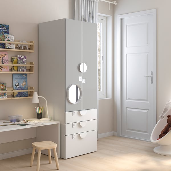Kids room with SMÅSTAD wardrobe, books, desk, stool, lamp. Kids room with SMÅSTAD furniture.