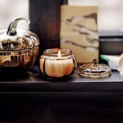 HÖSTAGILLE Vela perfumada em copo, Abóbora e especiarias/verde, 20 h