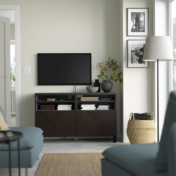 BESTÅ طاولة تلفزيون مع أبواب, أسود-بني Hedeviken/Stubbarp/بني غامق قشرة سنديان مصبوغ, 120x42x74 سم