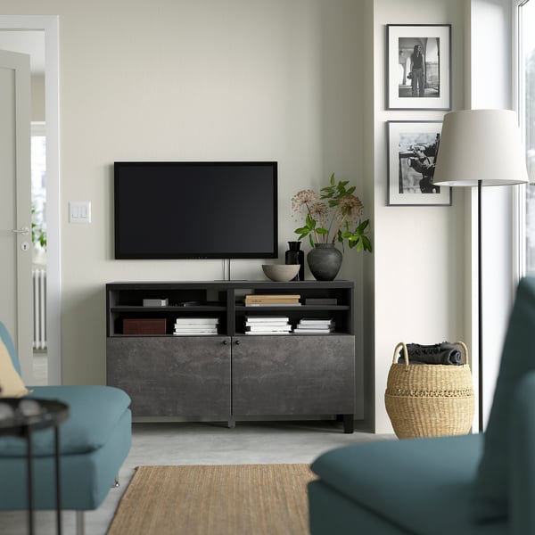 BESTÅ طاولة تلفزيون مع أبواب, أسود-بني Kallviken/Stubbarp/رمادي غامق مظهر الخرسانة, 120x42x74 سم