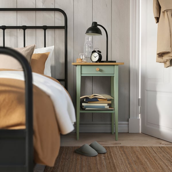 HEMNES طاولة سرير جانبية, رمادي-أخضر/بني فاتح, 46x35 سم