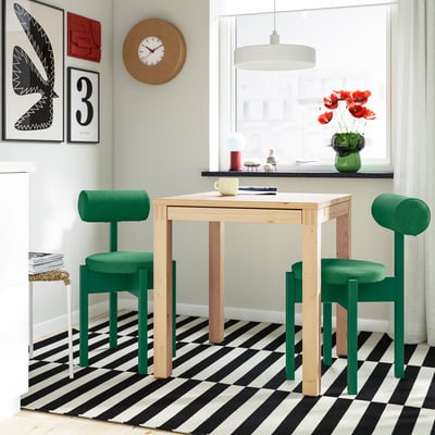 IKEA PS 2026 طاولة وكرسيان, صنوبر/Knäbäck أخضر ساطع, 70x70 سم