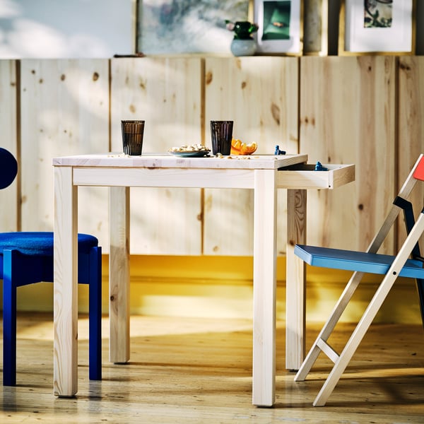 IKEA PS 2026 طاولة بدرج, صنوبر طلاء شفاف, ‎70x70 سم‏