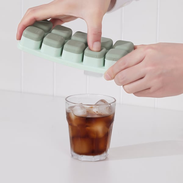 SPJUTROCKA صينية مكعبات ثلج مع غطاء, ألوان منوعة