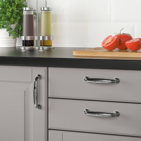 Modern kitchen with grey cabinets featuring ENERYDA chrome handles, suitable for doors 16-21 mm thick.