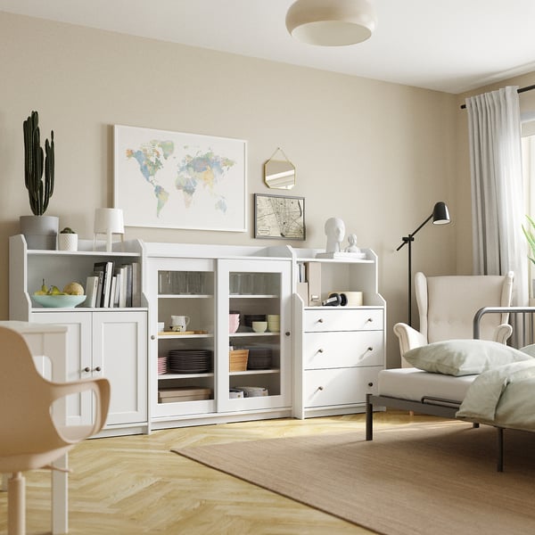Living room with HAUGA unit, world map, chaise, lamp, curtains, rug.