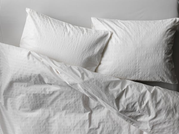 White bedding set, soft cotton, crinkled texture, rectangular shape, envelope closure pillows.