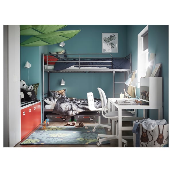 Kids room with blue-green walls, featuring SVÄRTA bunk beds, colourful bedding, a red drawer unit, and a white desk with a chair.