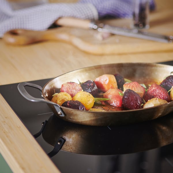 VARDAGEN roasting pan with veggies on stove.