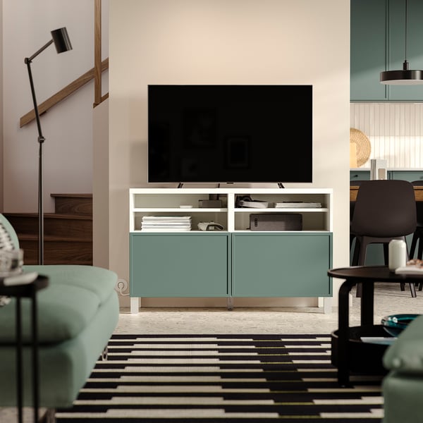 BESTÅ TV stalaža s vratima, bela/Krukmakare tamnosiva-zelena, 120x42x74 cm