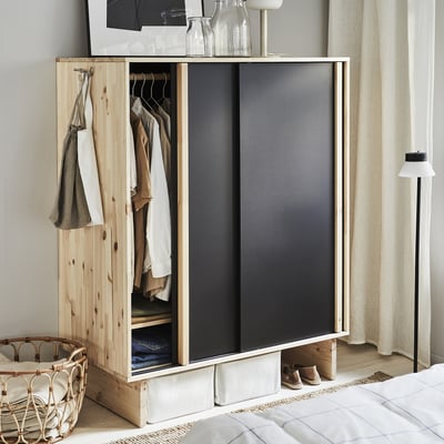 GLAMBERGET Garderober i 3 kliznih vrata, borovina/crna, 117x63x150 cm