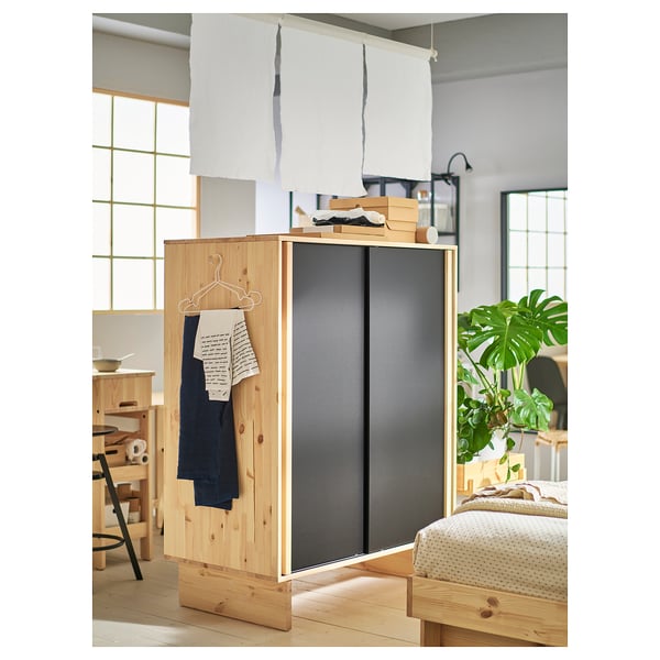 GLAMBERGET Garderober i 3 kliznih vrata, borovina/crna, 117x63x150 cm