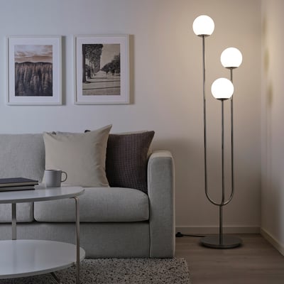SIMRISHAMN Podna lampa, hromirano/opal bela staklo