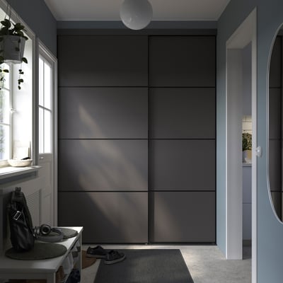 SKYTTA / BOAXEL Garderober s kliznim vratima, crna dvostrano/Mehamn tamnosiva, 177x65x240 cm