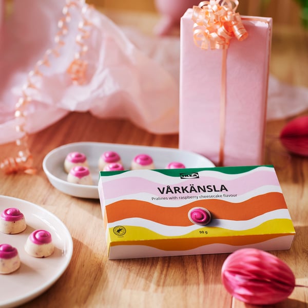 VÅRKÄNSLA Ukrasna kutija s čoko pralinama, praline od bele čokolade ukus čizkejka s malinama, 90 g