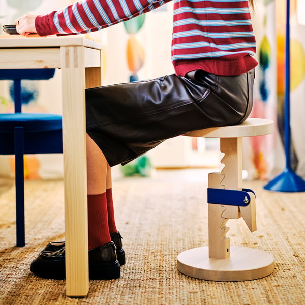 IKEA PS 2026 مقعد, ارتفاع قابل للتعديل بتولا/طلاء شفاف أزرق ساطع