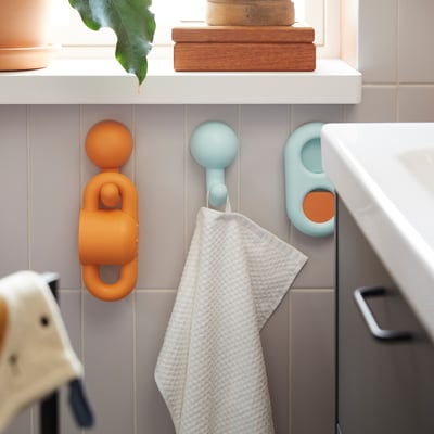 HUMLESJÖN Hook with suction cup, orange/turquoise, 12x8 cm
