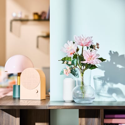 Round PÅDRAG vase with flowers, lamp, and speaker.