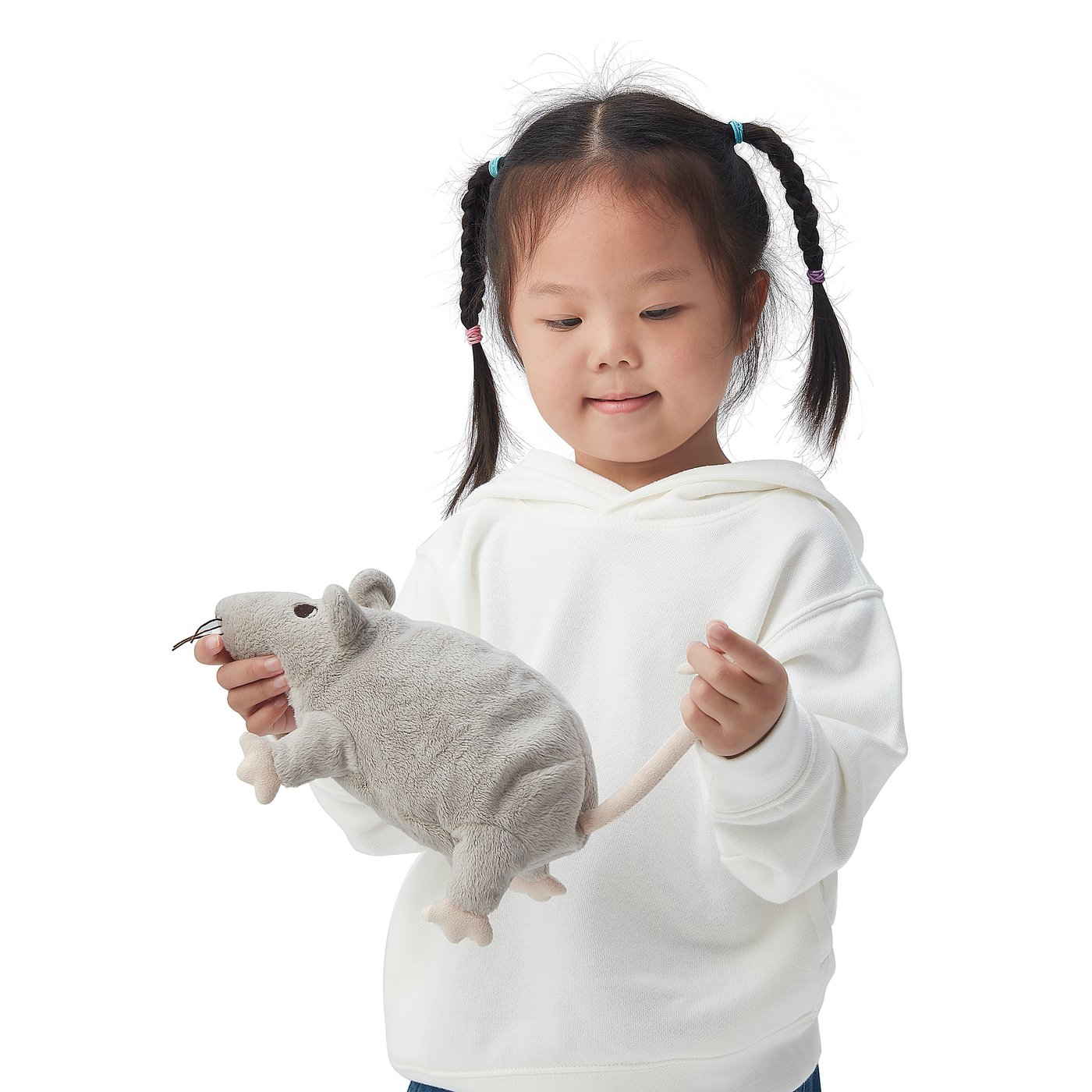 Child holding grey GOSIG RÅTTA cuddly toy in white hoodie.