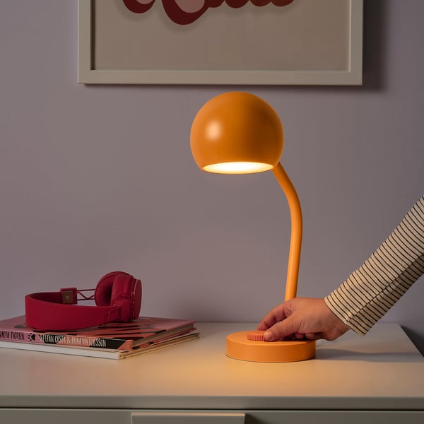 KORVSNÖRE LED desk lamp, dimmable/orange