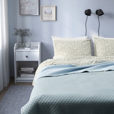 Displacements PRAKTVIAL bedspread in blue, quilted, covers double bed, soft recycled polyester/cotton, unique, cosy.