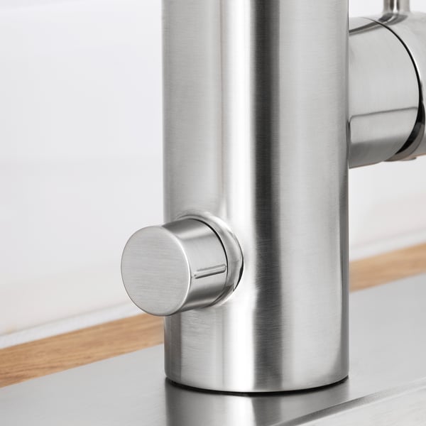 Närbild av elegant, högkvalitativ metallisk kran, som visar upp sin moderna design och hållbara material.