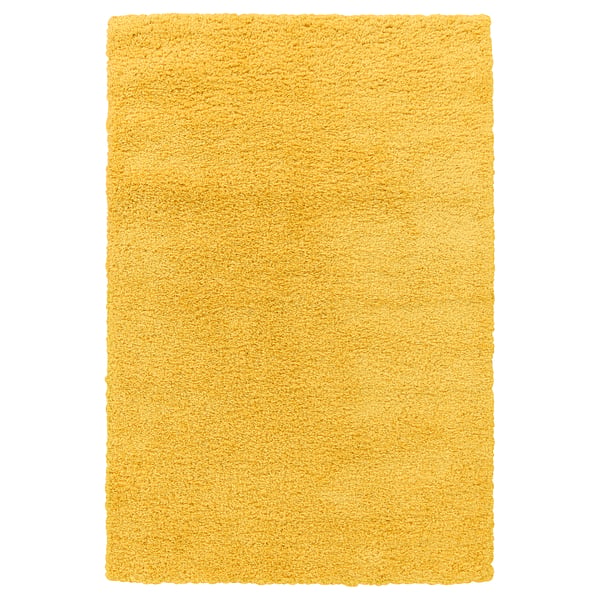 Lurvig, gul matta - mjuk, hållbar, fläckbeständig, varm, ljudreducerande.