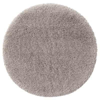 Rund, grå, plyschig badrumsmatta med mjuk mikrofiberstruktur, lugg av återvunnen polyester och latexbaksida, perfekt för komfort och absorption.