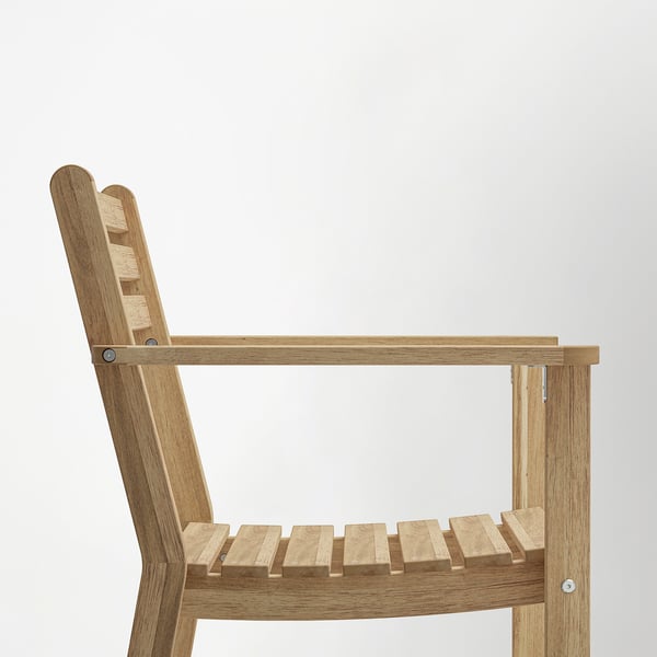 Närbild på trästolen ASKHOLMEN som visar upp slitstark akacia och robust design.