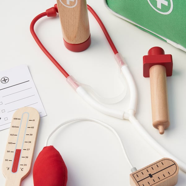 Medicinskt lekset i trä med stetoskop, termometer, spruta. Uppmuntrar fantasifull lek, empati, kommunikation.