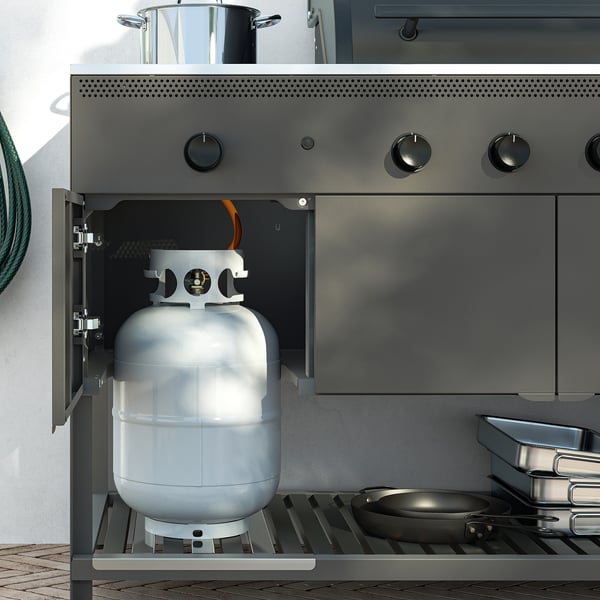 Gasolgrill med förvaring, mjukstängande dörrar, stor matlagningsyta, 4 brännare + sidobrännare.