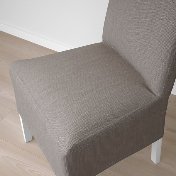 Närbild av en modern, stoppad stol i grått tyg på ett trägolv som visar upp sin eleganta design och bekväma, stödjande ryggstöd.