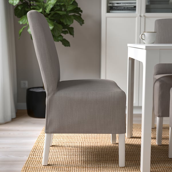 En modern stoppad matstol med grått tyg och träben, som erbjuder komfort och stil.