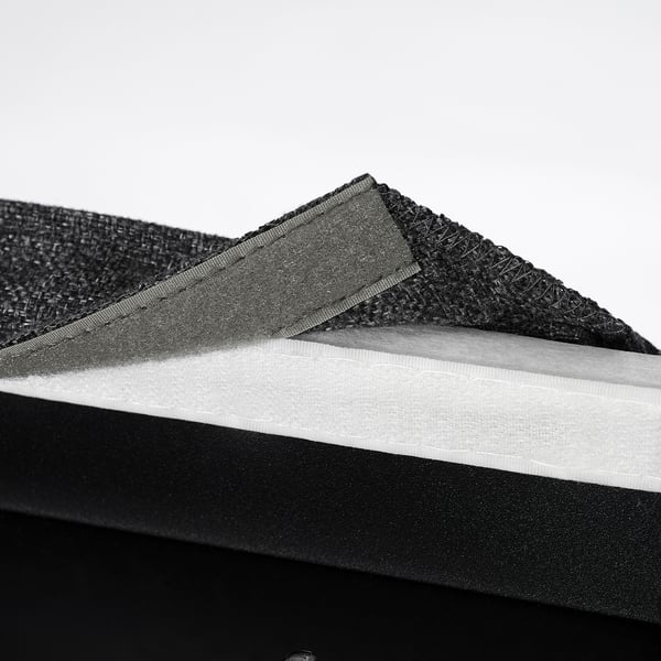Staplade svarta berkmund-stolskuddar, som visar deras texturerade ytor och lager-på-lager-design.